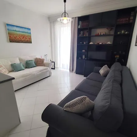 Sea View Apartment Karianí